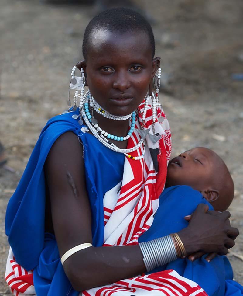 یک زن آفریقایی و فرزندش با لباس سنتی