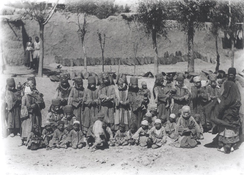 عکس دسته جمعی زنان قاجار در آلبوم کاخ گلستان;  منبع عکس: آلبوم خانه کاخ گلستان.  عکاس: ناشناس