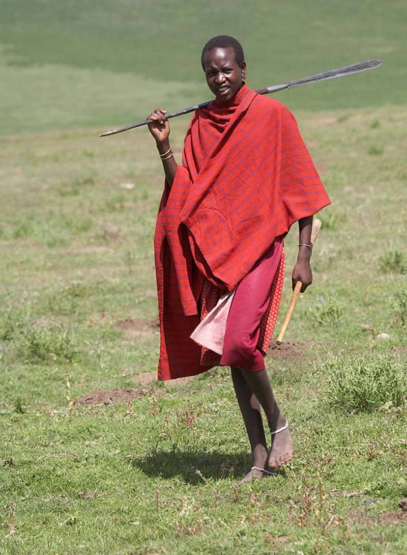 مرد آفریقایی با لباس قرمز سنتی