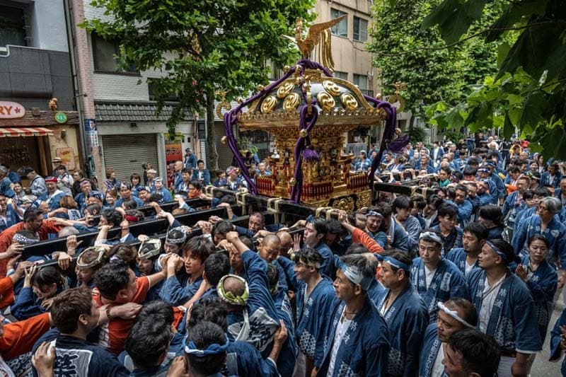 حمل معبد سیار یا میکوشی (mikoshi) در جشنواره خیابانی در ژاپن
