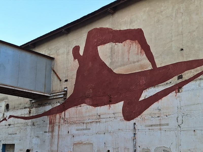 نقاشی مردی بر دیوارهای بیرونی پناهگاه میرزا حمید