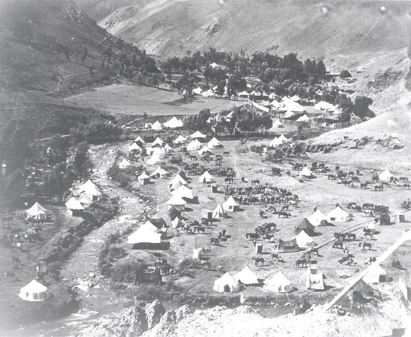 عکس کمپ خدمه در مبارک آباد در آلبوم کاخ گلستان;  منبع عکس: آلبوم خانه کاخ گلستان.  عکاس: ناشناس