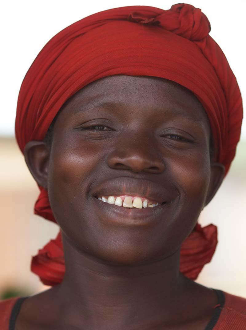 زن آفریقایی خندان با سرپوش قرمز