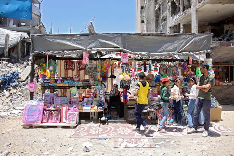 فروشنده خیابانی اسباب بازی در اردوگاه جبالیا در نوار غزه