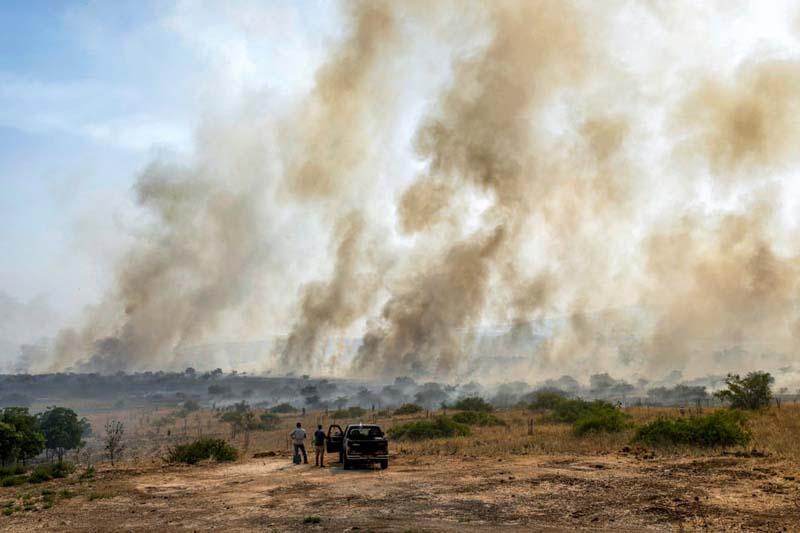  دود ناشی از آتش‌سوزی  پس از اصابت موشک‌ در مزرعه‌ای در کاتزرین