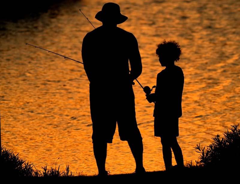 ماهیگیری یک پدر و پسر در دریاچه ای در کانزاس آمریکا