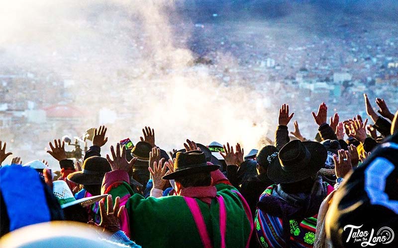 مردم آیمارا با دستان خود رو به خورشید در جشن انقلاب زمستانی