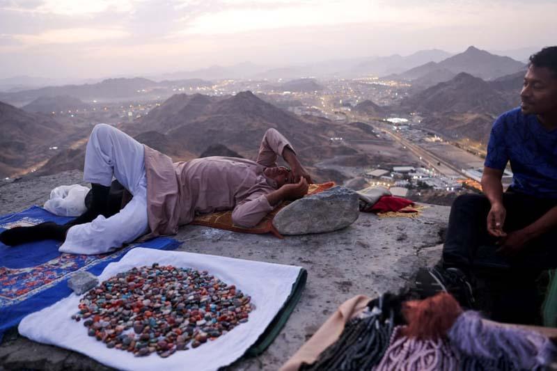 استراحت یک زائر مسلمان در کوه النور در شهر مقدس مکه