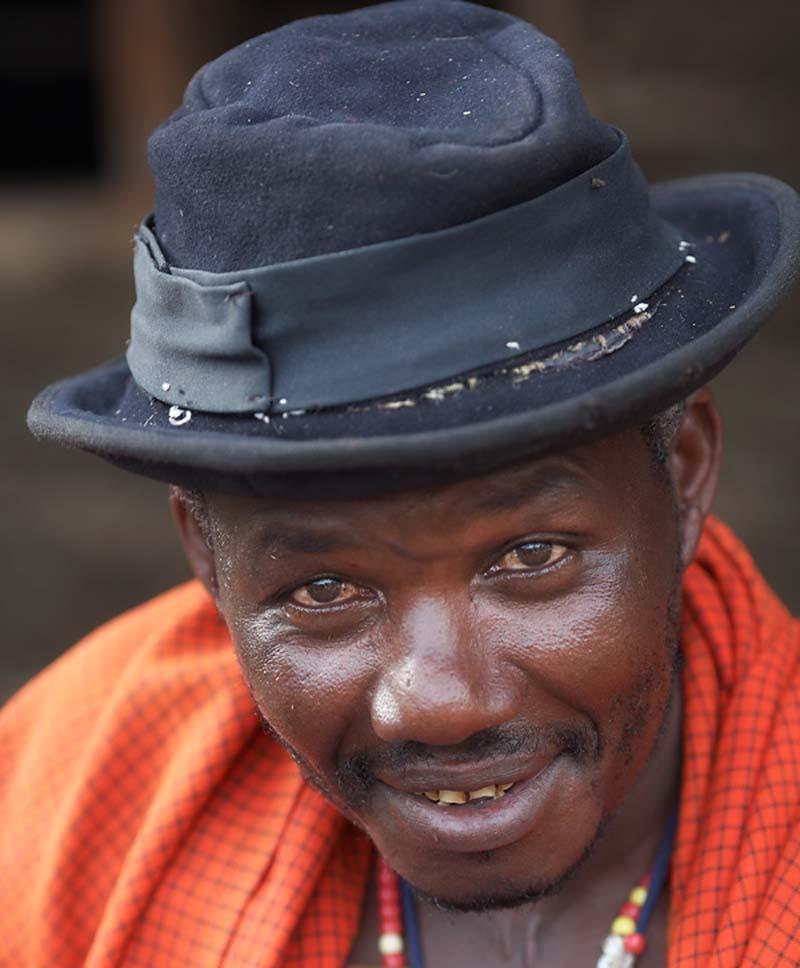 مرد آفریقایی با کلاه