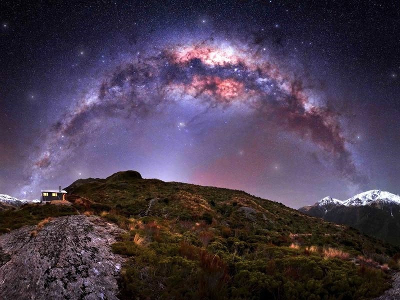 کهکشان نیمه دایره ای راه شیری در آسمان دره رودخانه مونگو، نیوزیلند