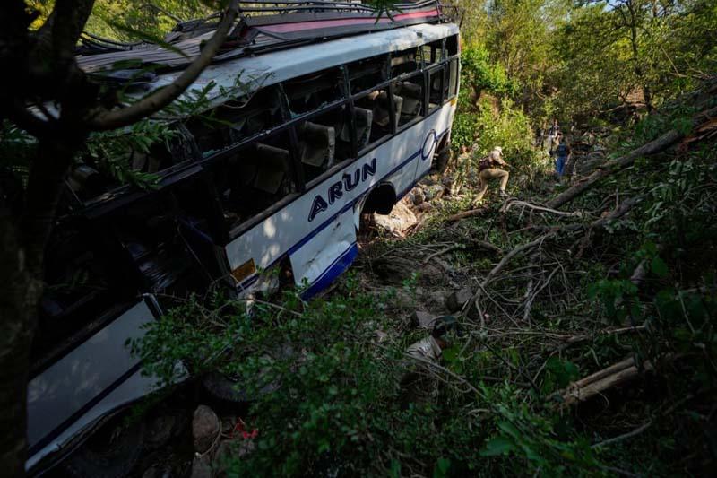 بقایای اتوبوس در یک دره عمیق در جامو و کشمیر پس از تیراندازی توسط شبه نظامیان 