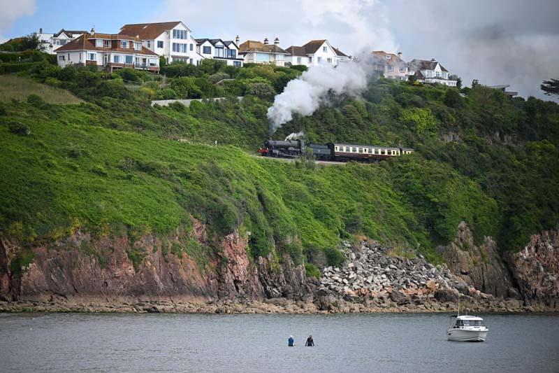 عبور یک قطار بخار از بالای ساحلی در جنوب غربی انگلستان