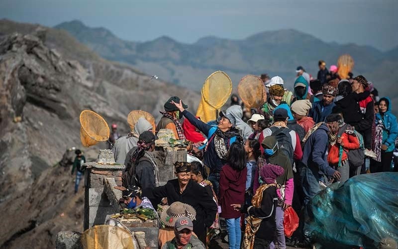 زائران Yadanya Casada در Mount Bromo، منبع عکس: theatlantic.com، عکاس: Juni Kriswanto