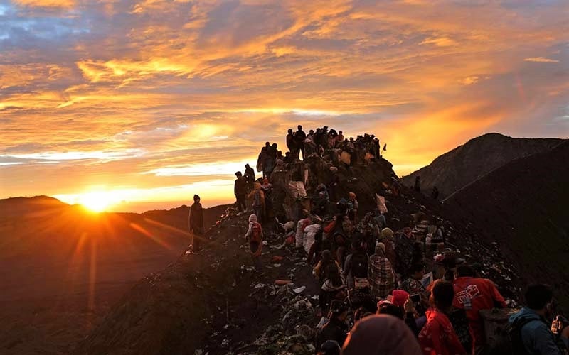 زائران در جشنواره یادنیا کاسادا در غروب آفتاب، منبع عکس: theatlantic.com، عکاس: Trisnadi 