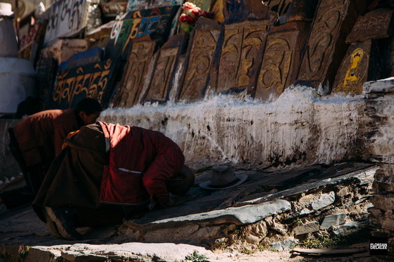 دو نفر در حال عبادت در معبدی در غرب سیچوان