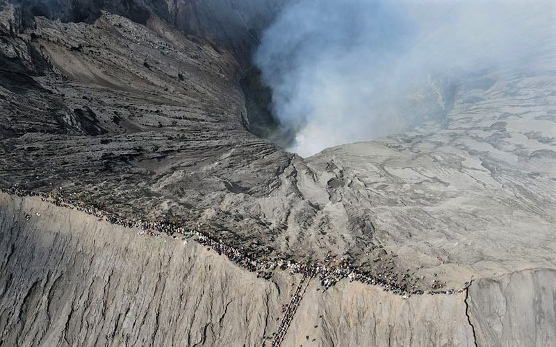 Pilgrims of Yadanya Kasada Festival on Mount Bromo، منبع عکس: theatlantic.com، عکاس: Bagus Saragih