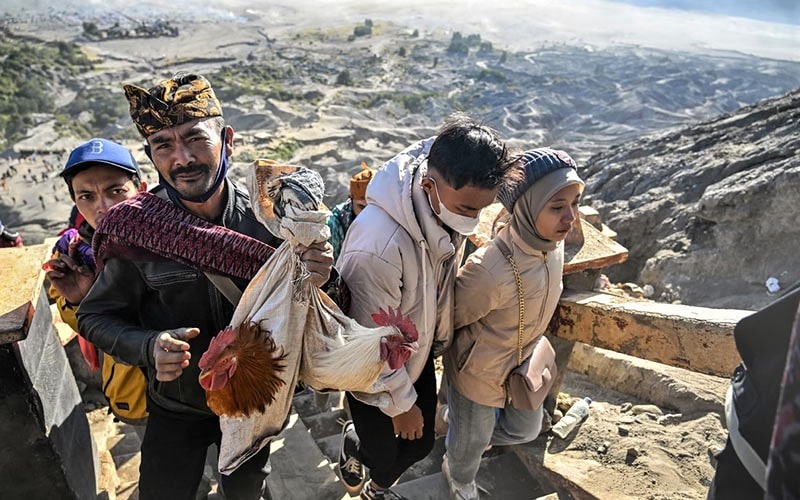 زائران جشنواره یادنیا کاسادا در کوه منبع عکس: theatlantic.com عکاس: جونی کریسوانتو