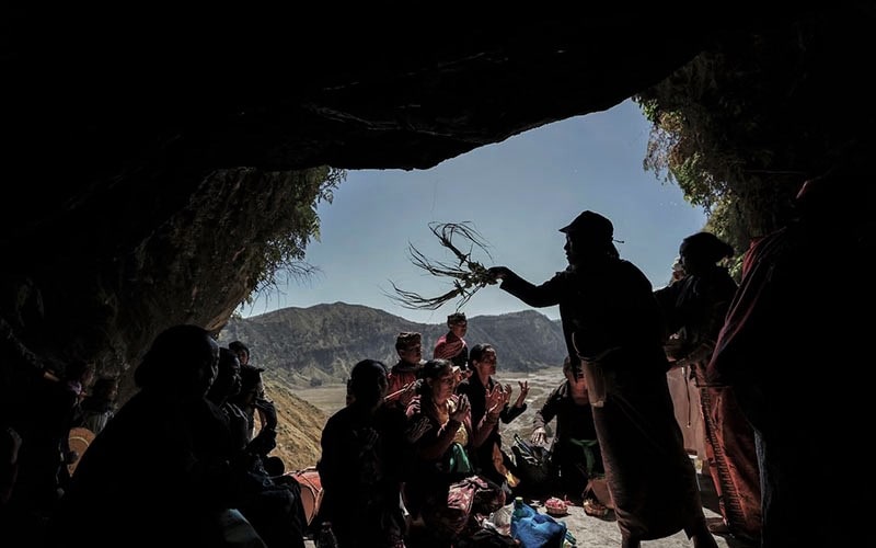 مراسم دعا در جشن یادنیا کاسادا منبع عکس: theatlantic.com عکاس: ویلی کورنیاوان 