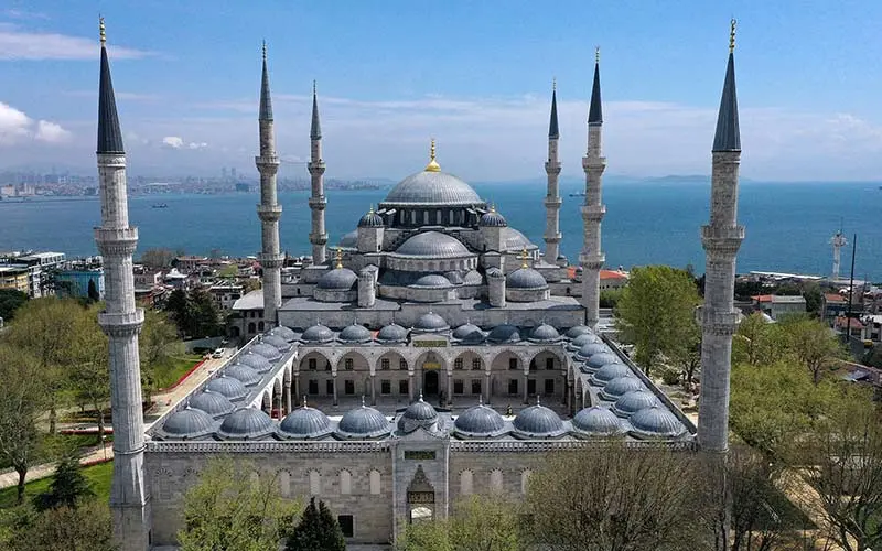 مسجد آبی استانبول در کنار تنگه بسفر، منبع عکس: dailysabah.com، عکاس: نامشخص