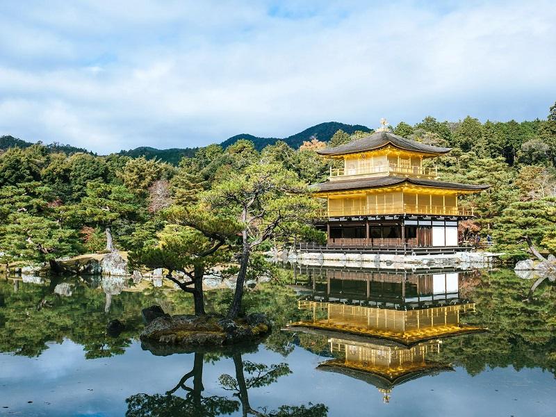 معبد Kinkaku-ji (غرفه طلایی)، کیوتو؛  منبع عکس: وب سایت Cntraveler.com.  عکاس: ناشناس