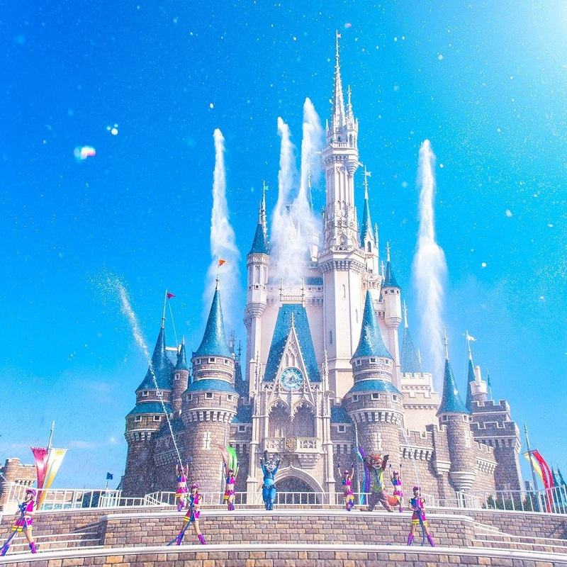 ساختمان رویایی و آبی دیزنی لند توکیو;  منبع عکس: اینستاگرام Tokyodisneyresort_official.  عکاس: ناشناس