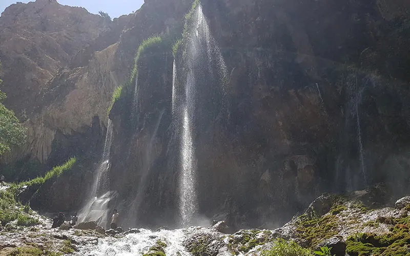 گردشگران در آبشار مارگون، منبع عکس: گوگل مپ، عکاس: حسن باقی 