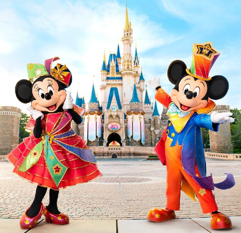 میکی و مینی موس در کنار ساختمان رویایی دیزنی لند توکیو.  منبع عکس: اینستاگرام Tokyodisneyresort_official.  عکاس: ناشناس