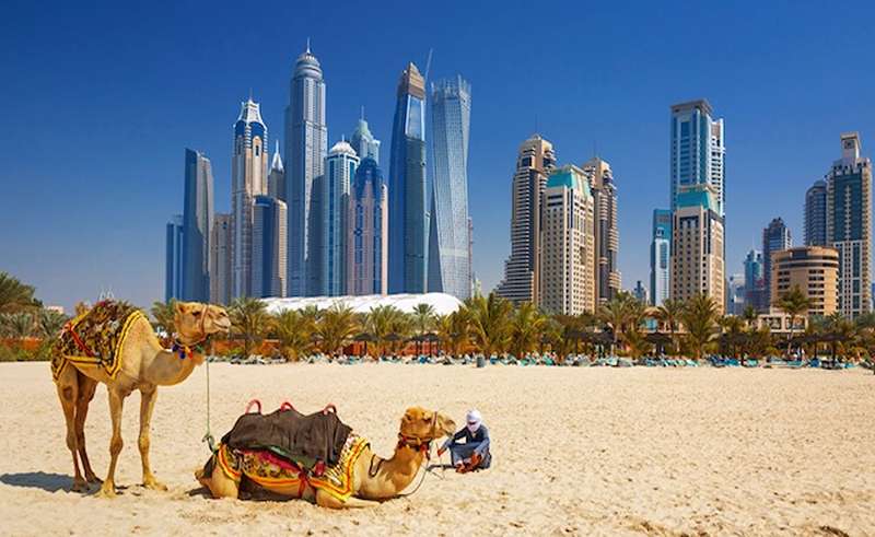 شترسواری در سواحل دبی، منبع عکس: سایت seniornomads.com، عکاس: نامشخص