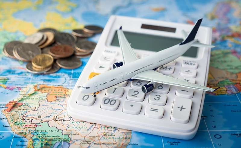 ماشین حساب با ماکت هواپیما، منبع عکس: سایت GETTY IMAGES، عکاس: نامشخص