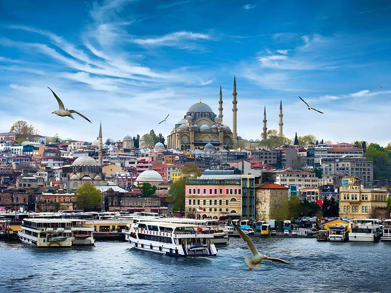 کشتی های تفریحی استانبول با مسجد سلطان احمد، منبع عکس: سایت gokitetours.com، عکاس: نامشخص